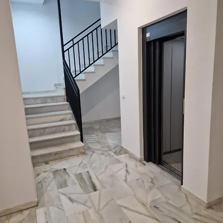 Ruim Vernieuwd In Met 3 Slaapkamers, 2 Badkamers, Zwembad En Privé Parkeren *