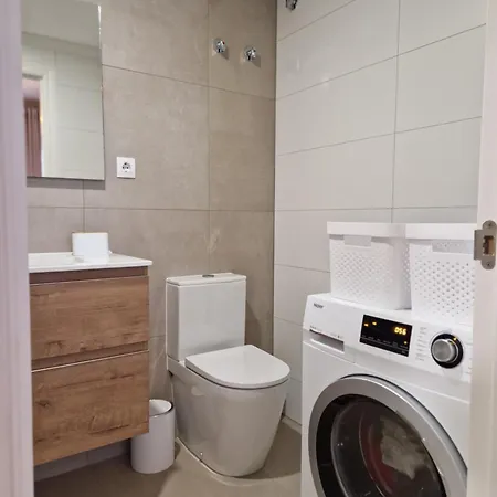 Appartement Ruim Vernieuwd In Met 3 Slaapkamers, 2 Badkamers, Zwembad En Privé Parkeren