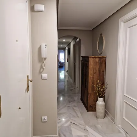 Appartement Ruim Vernieuwd In Met 3 Slaapkamers, 2 Badkamers, Zwembad En Privé Parkeren