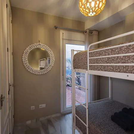 Ruim Vernieuwd In Met 3 Slaapkamers, 2 Badkamers, Zwembad En Privé Parkeren *