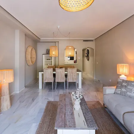 Ruim Vernieuwd In Met 3 Slaapkamers, 2 Badkamers, Zwembad En Privé Parkeren *
