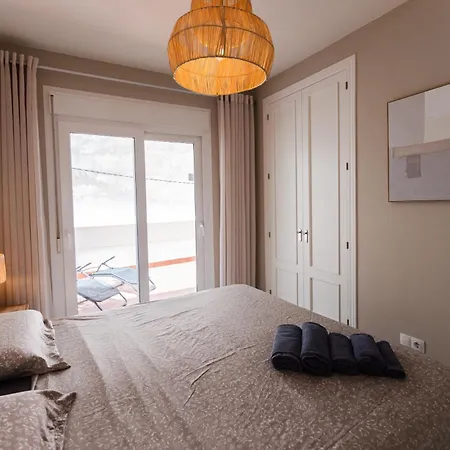 Appartement Ruim Vernieuwd In Met 3 Slaapkamers, 2 Badkamers, Zwembad En Privé Parkeren