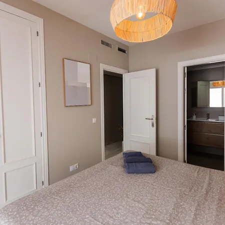 Ruim Vernieuwd In Met 3 Slaapkamers, 2 Badkamers, Zwembad En Privé Parkeren