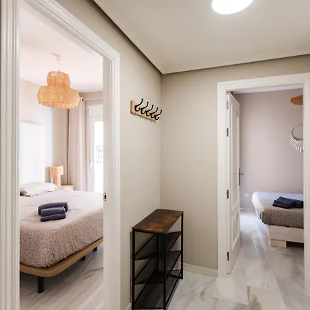 Appartement Ruim Vernieuwd In Met 3 Slaapkamers, 2 Badkamers, Zwembad En Privé Parkeren