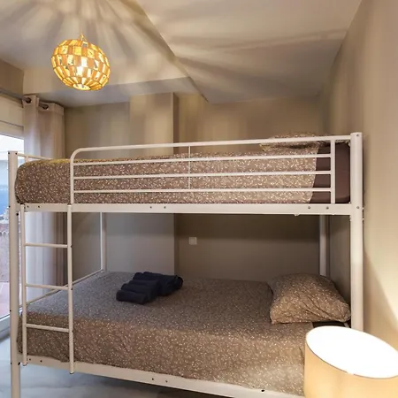 Ruim Vernieuwd In Met 3 Slaapkamers, 2 Badkamers, Zwembad En Privé Parkeren Appartement *