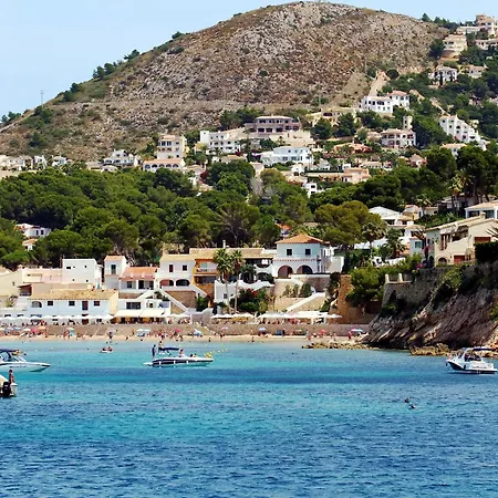 Ruim Vernieuwd In Met 3 Slaapkamers, 2 Badkamers, Zwembad En Privé Parkeren Calpe